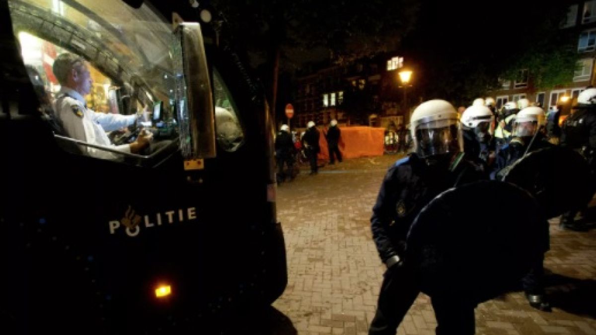 Нови сблъсъци между полиция и протестиращи в Нидерландия заради мерките ВИДЕО