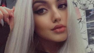 Вижте какво прави сестрата на фолкаджийката Адриана заради К-19 СНИМКИ 18+