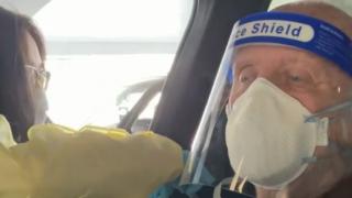 Антъни Хопкинс се ваксинира срещу К-19 след една година в карантина ВИДЕО