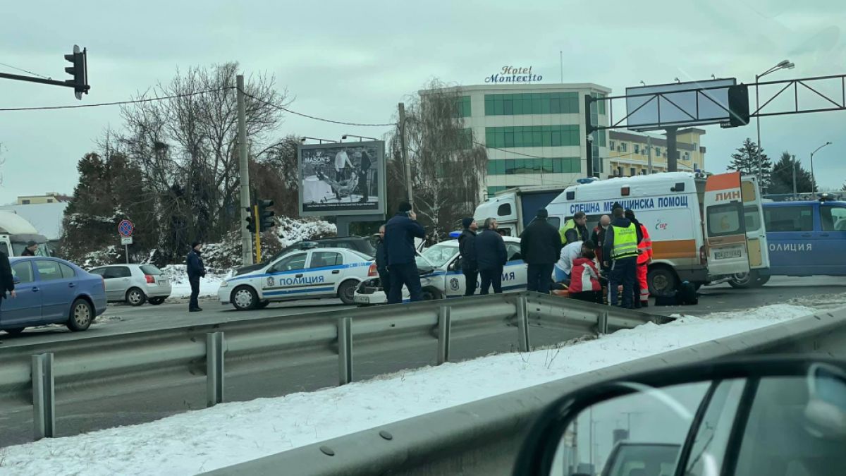 Първо в БЛИЦ! Меле с патрулка затапи трафика по столичното Цариградско шосе
