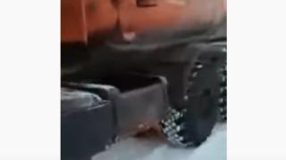 Зрелищни ВИДЕА: Няма да повярвате как размразяват камионите в Якутия