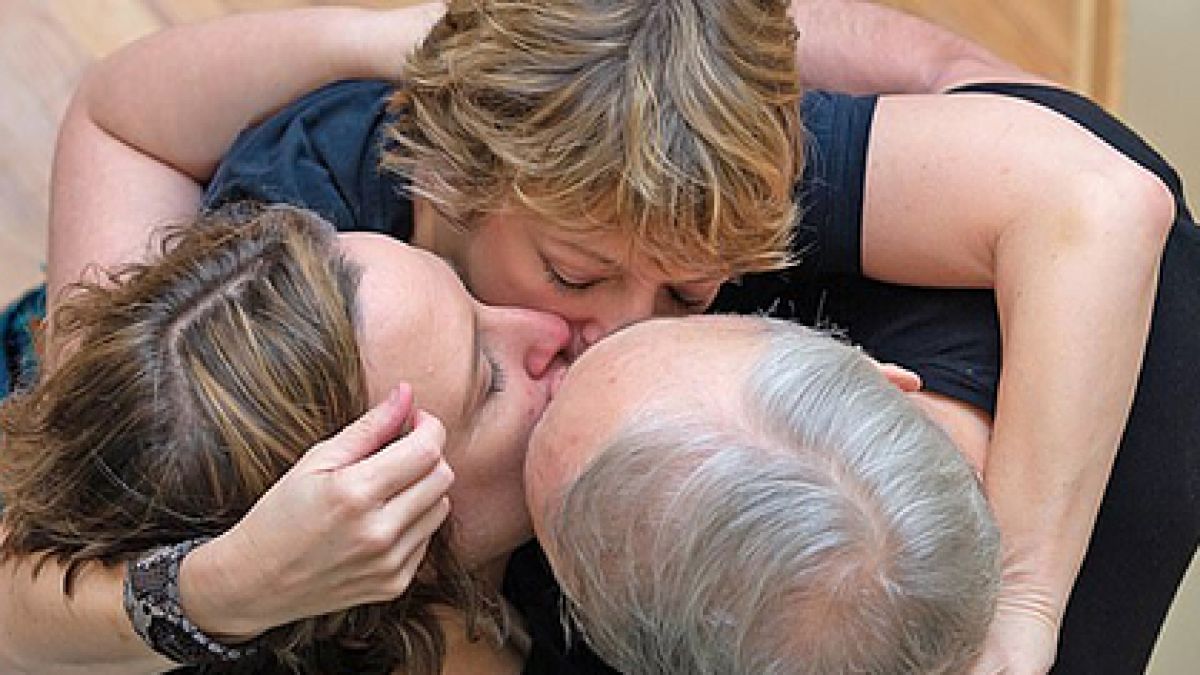 Мъж и две жени заживяха заедно и съставиха секс график СНИМКИ 18+