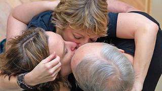 Мъж и две жени заживяха заедно и съставиха секс график СНИМКИ 18+