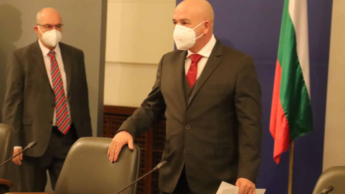 Ген. Мутафчийски стресна всички с тези данни за К-19 и предупреди Фандъкова за трета вълна!