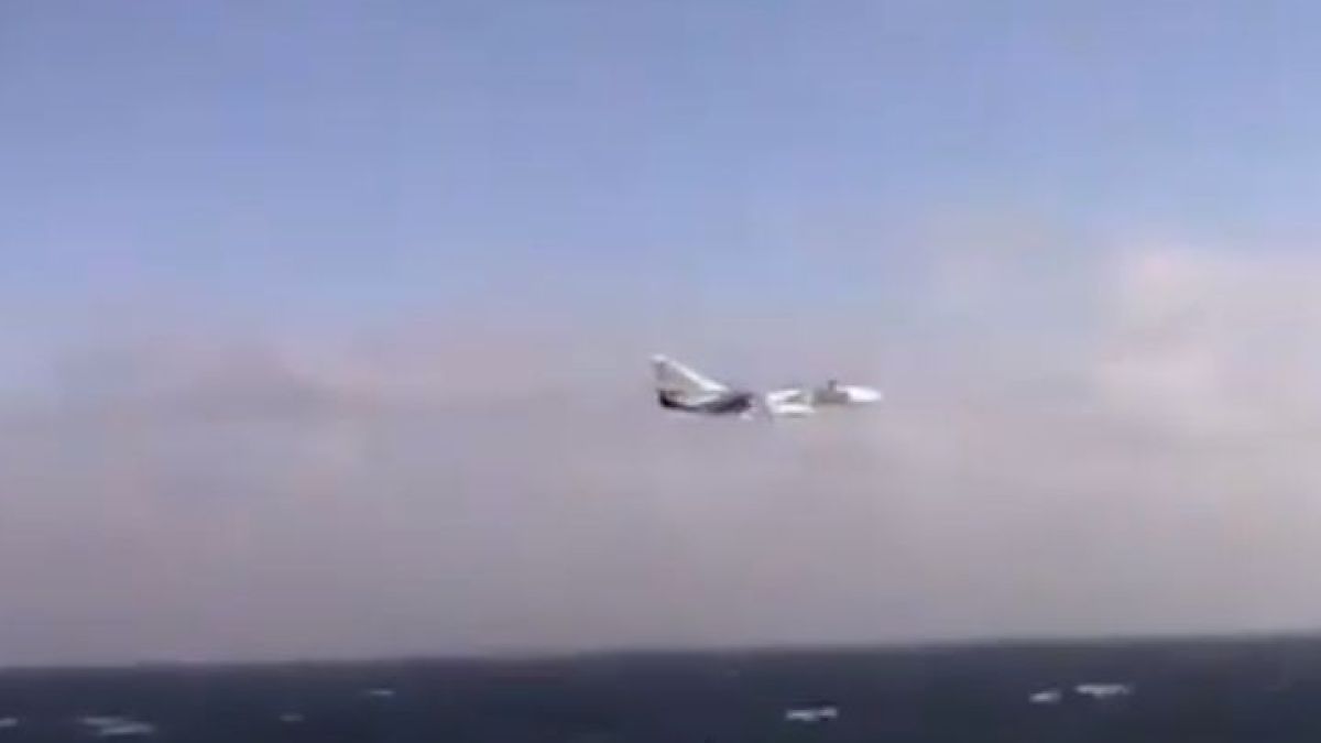 Напрежение в Черно море: Руски бомбардировач Су-24 прелетя на метри от US разрушителя "Доналд Кук" ВИДЕО