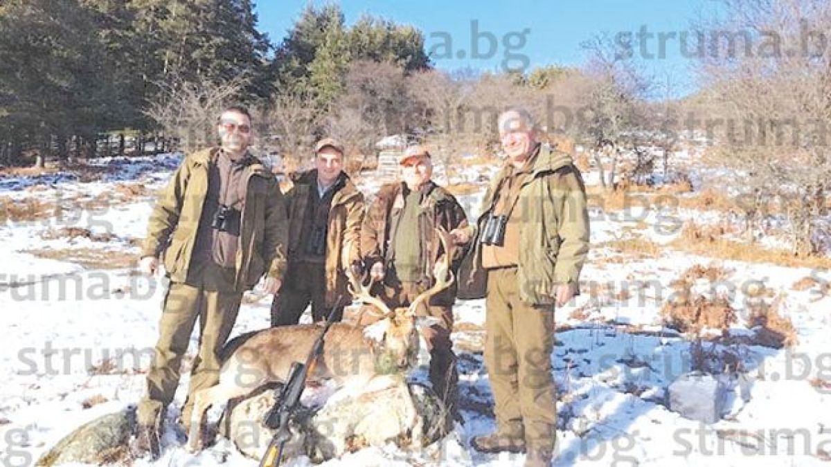 Бизнесменът Войводата отстреля красив елен за подарък СНИМКИ