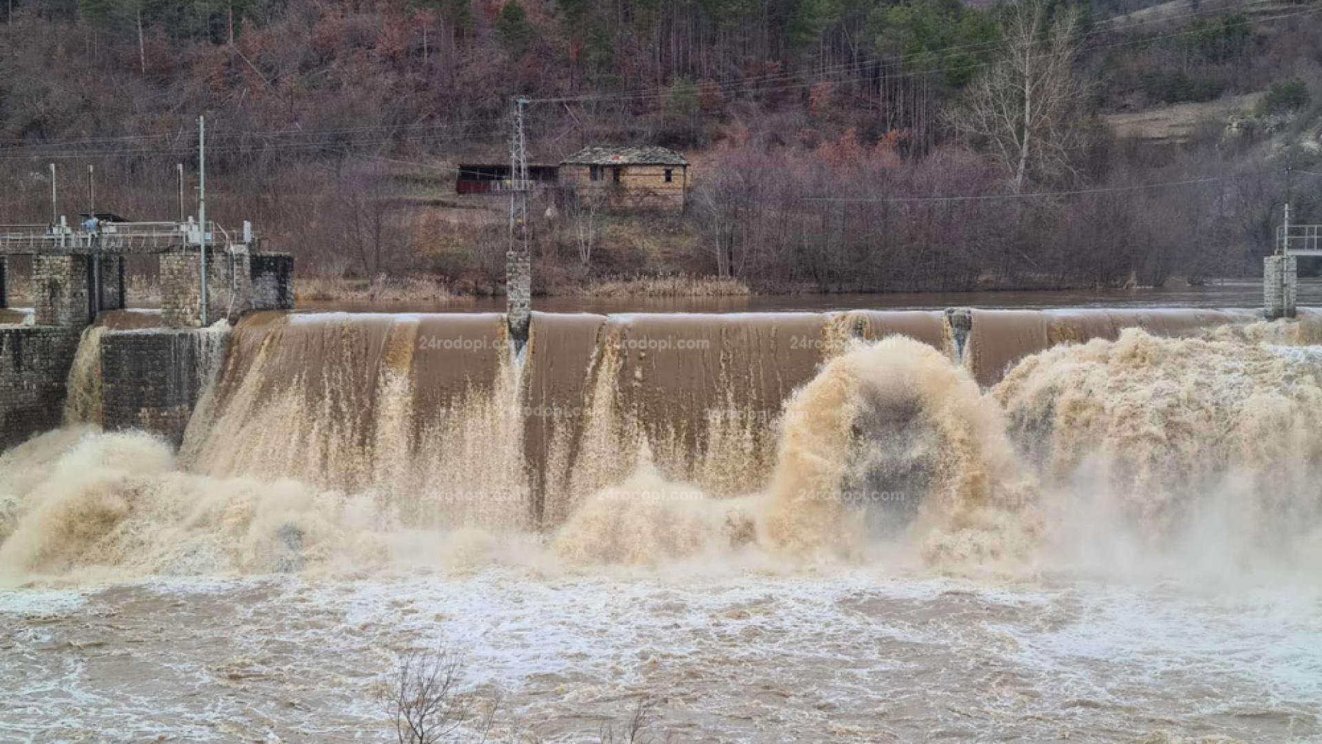 Зрелищно ВИДЕО: Дъждове и бури сътвориха Родопската „Ниагара“ 