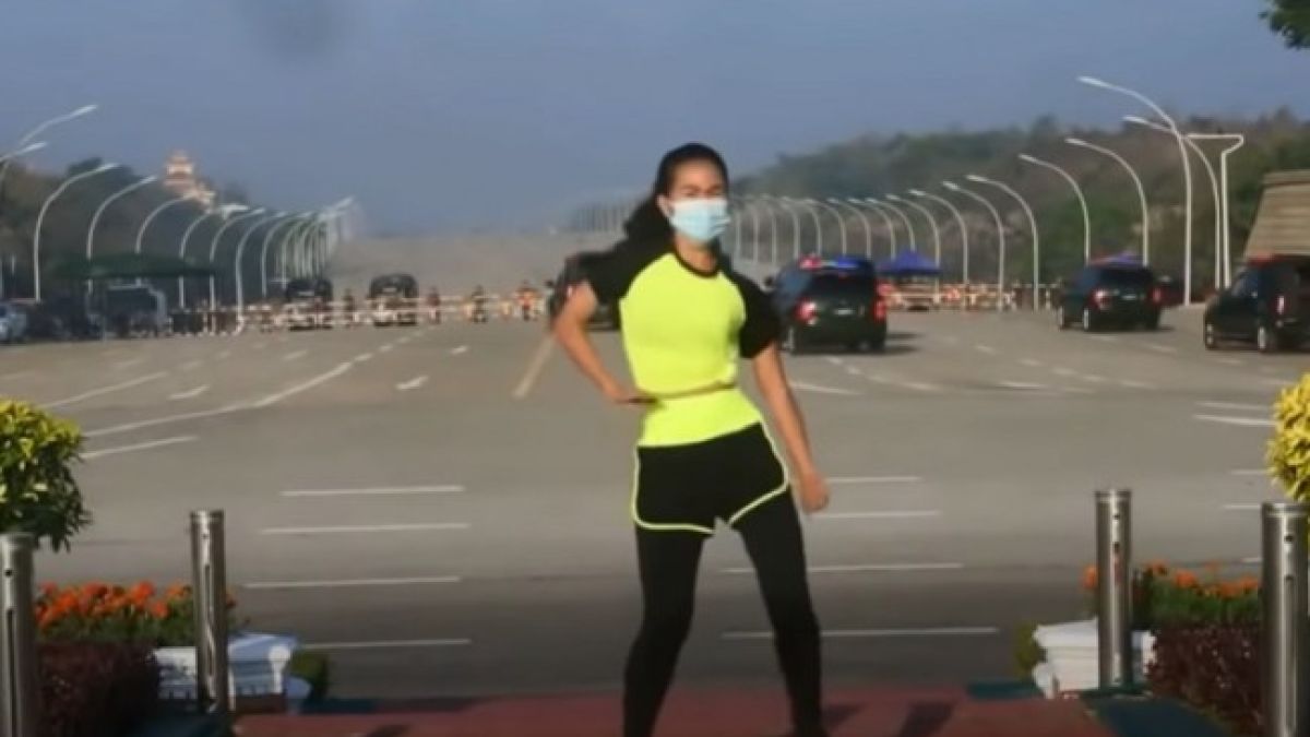 ВИДЕО с момиче по време на преврата в Мианмар взриви мрежата