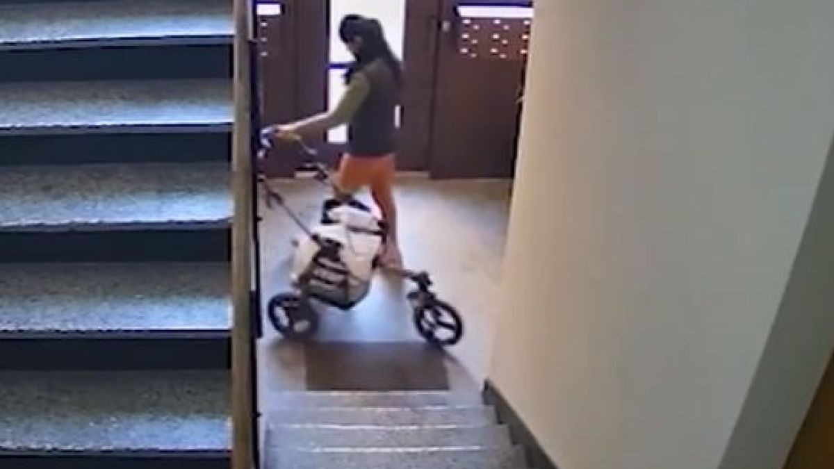 Безумно нагла кражба в столичен блок втрещи младо семейство ВИДЕО 