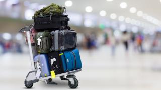 Няма да повярвате какво си натъпкаха в устите четирима на летище, за да не плащат такси СНИМКА