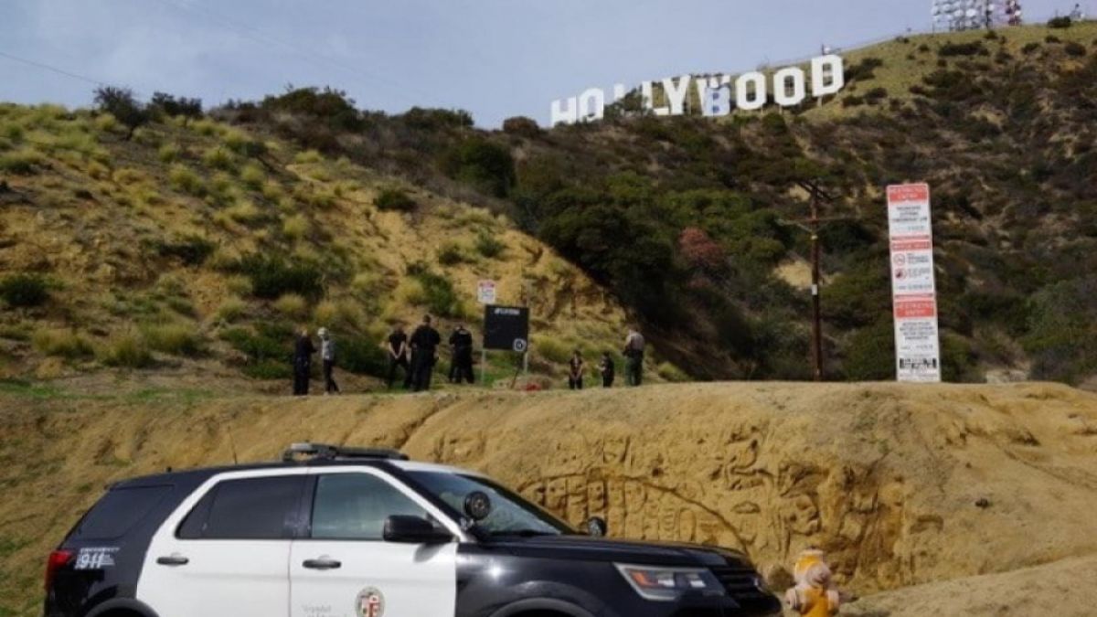 Изгавриха се комично с легендарния надпис Holywood 