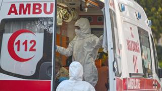 Откриха два нови щама на COVID-19 близо до България