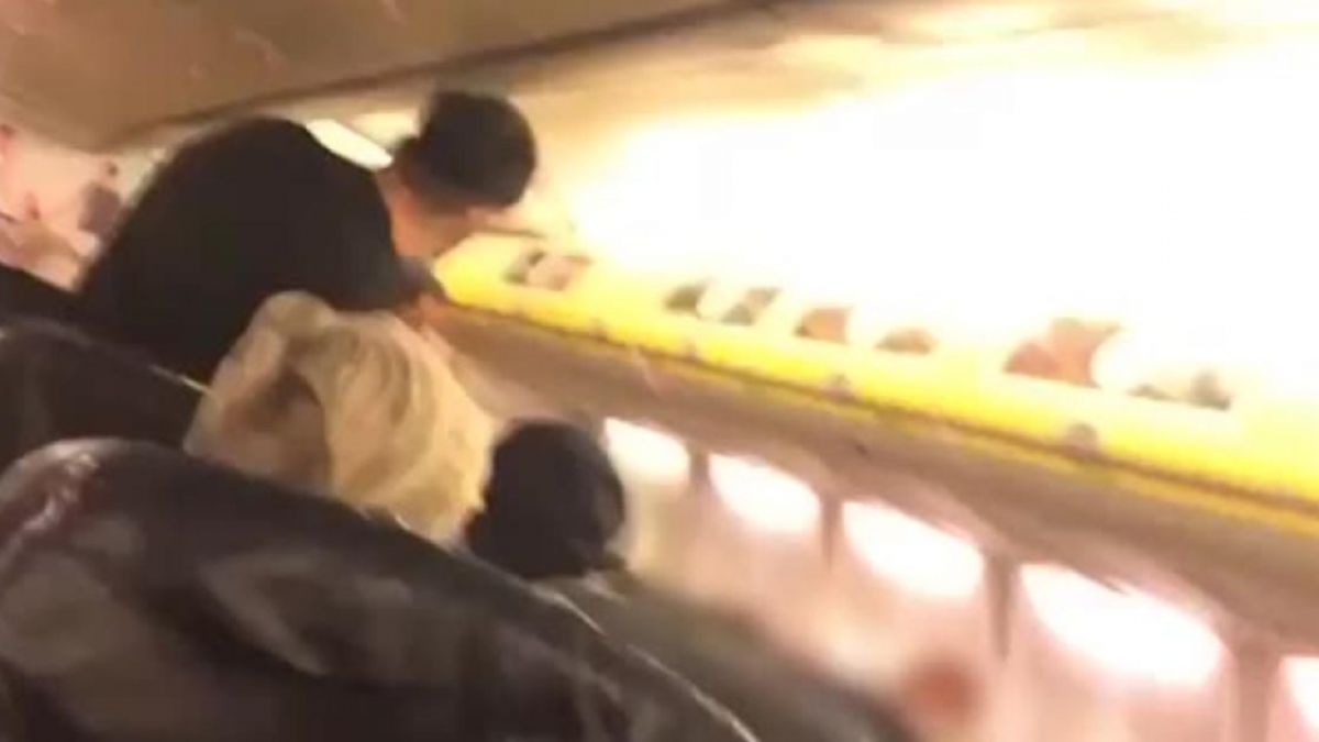 Пътник без маска удари с глава стюард в самолет ВИДЕО