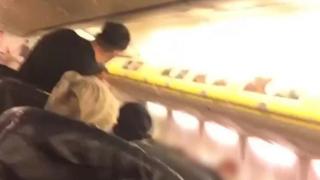 Пътник без маска удари с глава стюард в самолет ВИДЕО