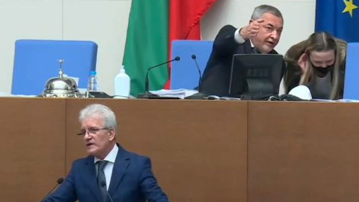 Симеонов бушува в НС: Кой е тоя депутат с маската? Дръжте го, ще избяга… СНИМКИ