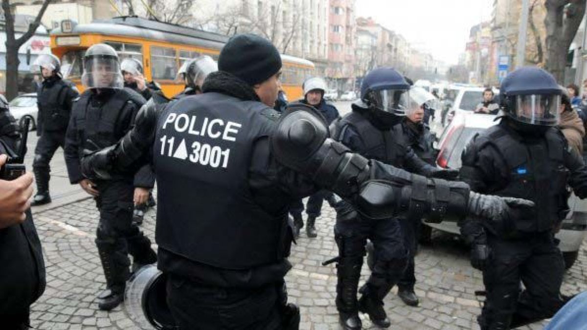 Пращат на психолог полицаи с дългове