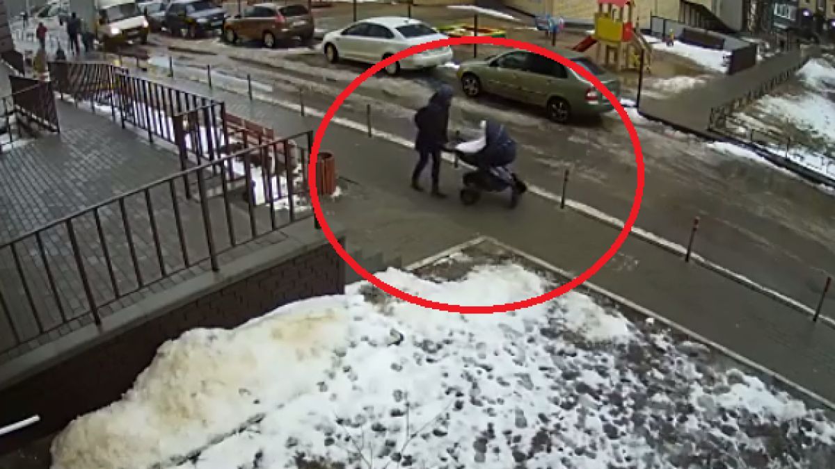 Кошмарно ВИДЕО 18+: Самоубиец се хвърли от високо и смаза бебе в количка 