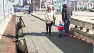 Тротоар в Русе се "разцепи" и погълна пешеходец