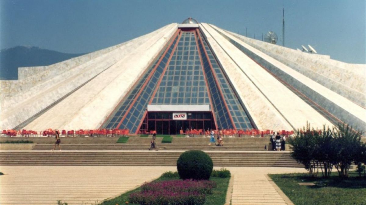 До вчера тук лежеше труп на прочут диктатор на Балканите, а днес...