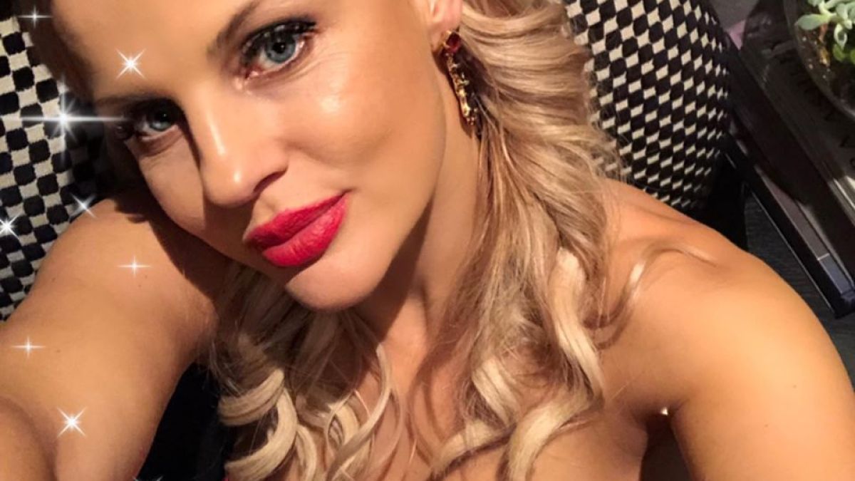 Деколтето на Бояна Шарлопова прелива неудържимо СНИМКИ 18+