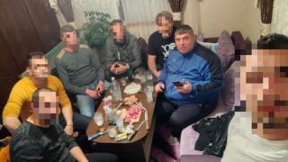 Собственикът на хотела наркодепо в Юндола си спретна купон с другарите, докато е под „домашен арест”