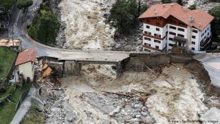 Потоп във Франция, всичко е под вода ВИДЕО
