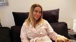 Бони облече секси халатче, заголи краче и... ВИДЕО 