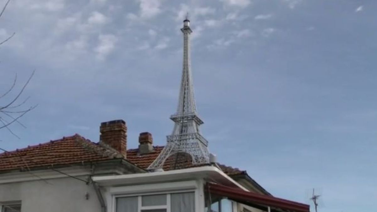 3-метрова Айфелова кула събира погледите в Бургас ВИДЕО 
