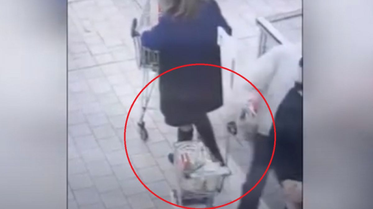 Ето как перверзникът от Бургас снимал под полите на млади жени в хипермаркет ВИДЕО 18+