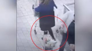 Ето как перверзникът от Бургас снимал под полите на млади жени в хипермаркет ВИДЕО 18+