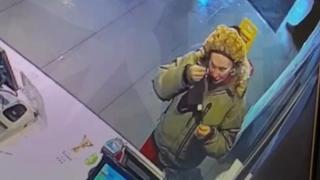 Помолиха жена да си сложи маска в заведение и стана трагикомично ВИДЕО