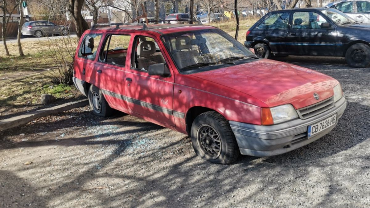 Собственик на "Опел" получи кирка в колата, защото... СНИМКИ