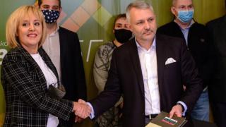 Усмивката ще изчезне от лицето на Манолова след тази новина за нея и Отровното трио!