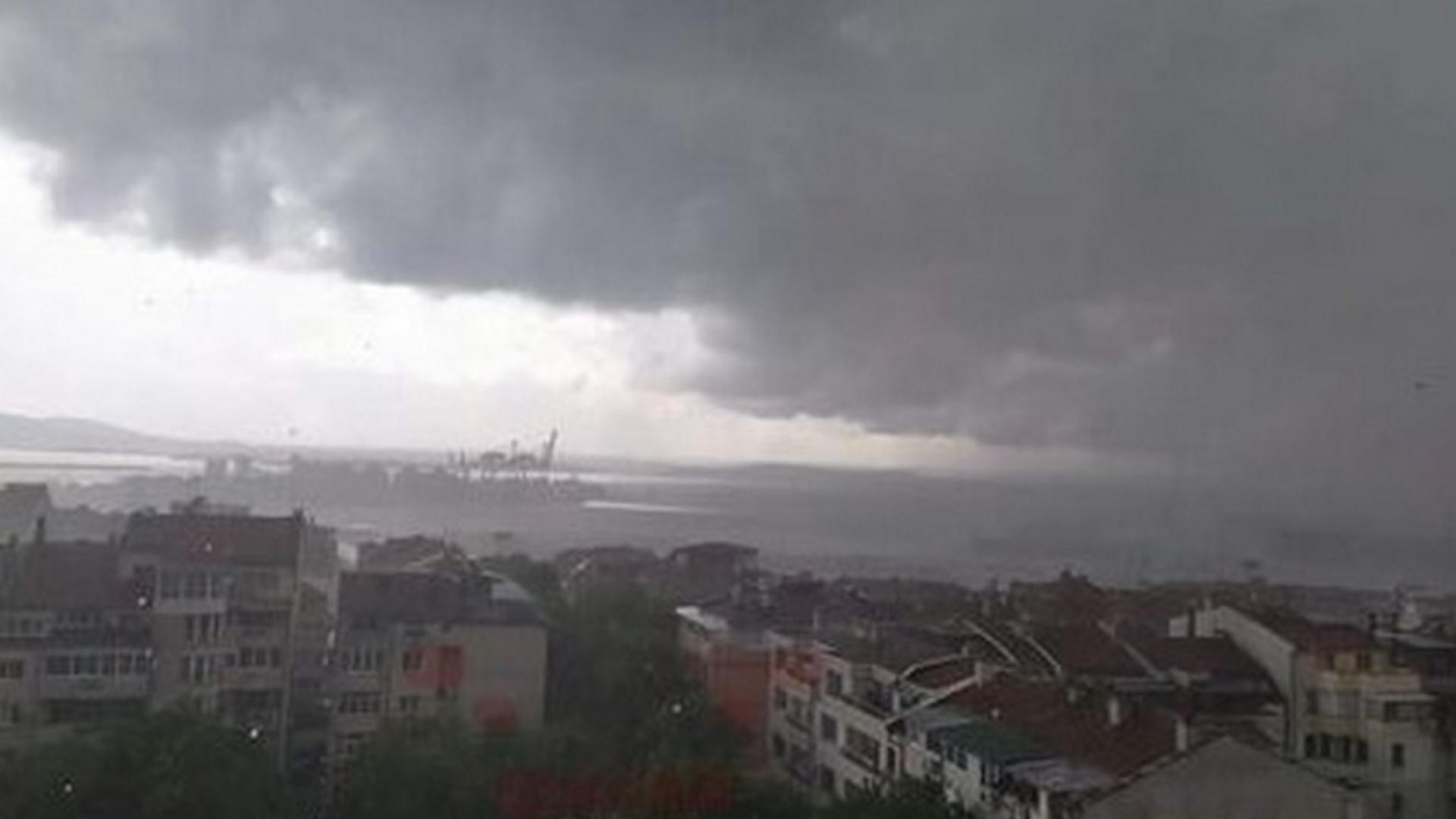 Извънредно! Невиждана в историята буря удари край морето и помля всичко по пътя си СНИМКИ