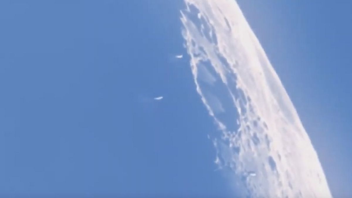 Три огромни НЛО прелетяха покрай Луната, заснеха ги ВИДЕО