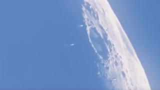 Три огромни НЛО прелетяха покрай Луната, заснеха ги ВИДЕО