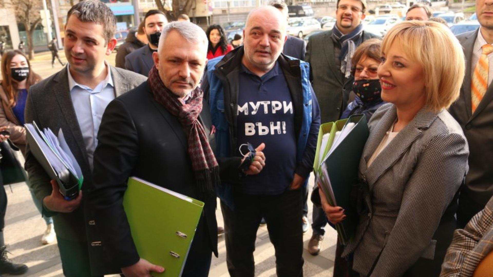 Мая и Триото разиграха драма при регистрацията на „Изправи се! Мутри вън!“ в ЦИК