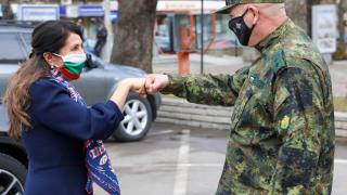 Ген. Мутафчийски с неочакван подарък от Херо Мустафа СНИМКИ