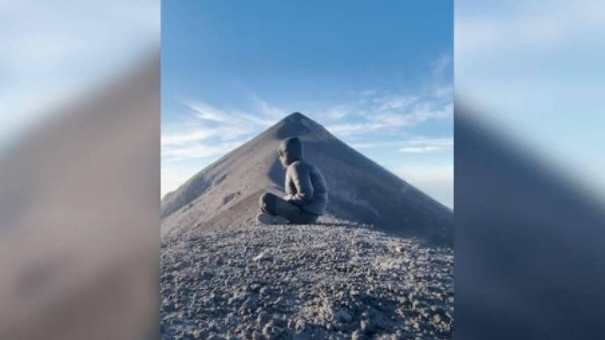 Зрелищно ВИДЕО: Момче медитира в планината, а зад него изригна вулкан 
