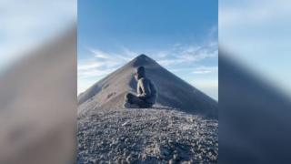 Зрелищно ВИДЕО: Момче медитира в планината, а зад него изригна вулкан 