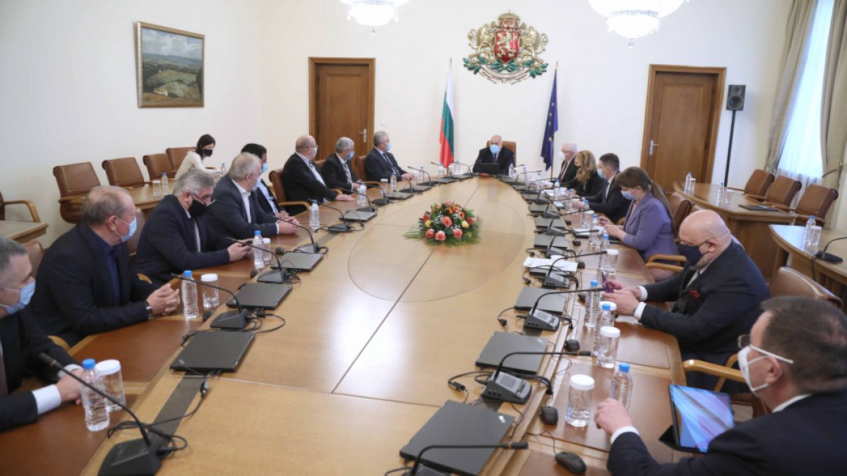 Правителството отпусна много пари, които отиват директно при хората