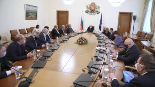 Правителството отпусна много пари, които отиват директно при хората