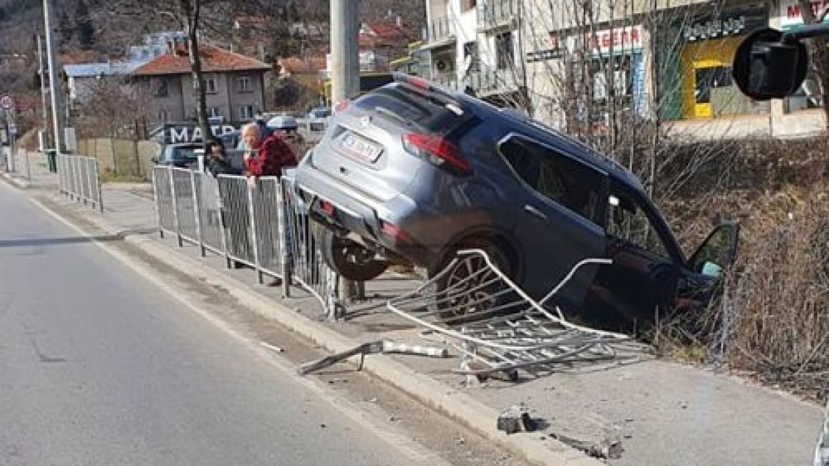 Нова безумна катастрофа с джип в София, мрежата онемя от гледката СНИМКА