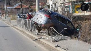Нова безумна катастрофа с джип в София, мрежата онемя от гледката СНИМКА