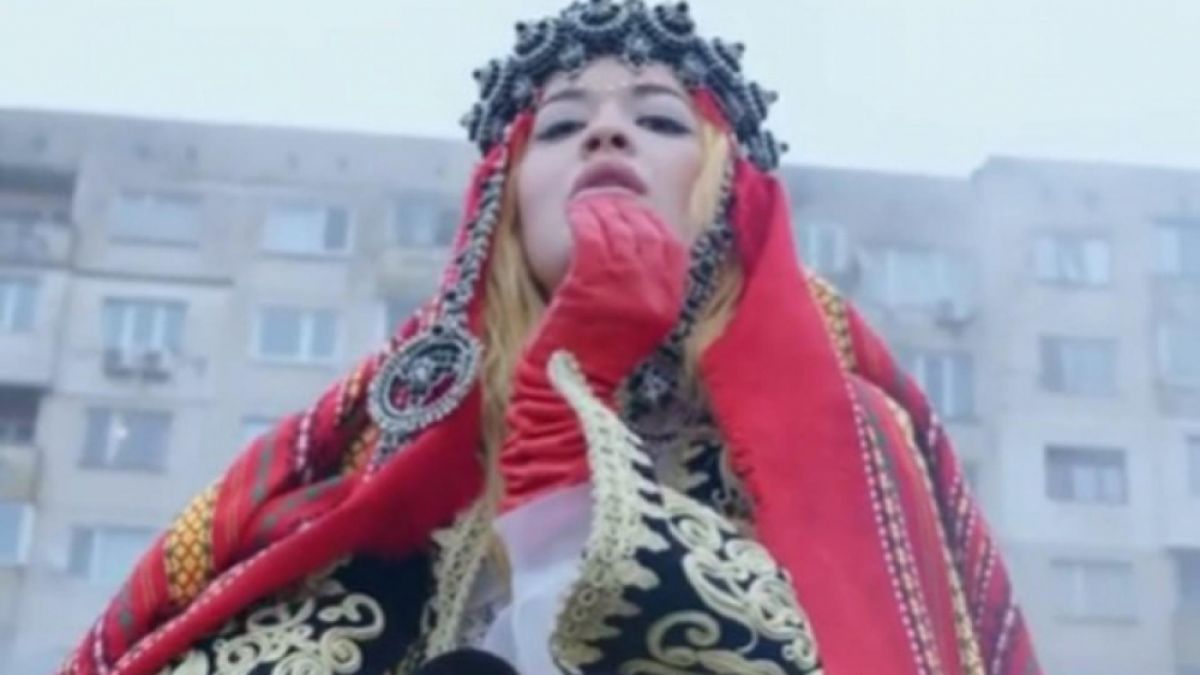 Рита Ора показа как дефилира с БГ носия в Перник ВИДЕО