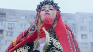 Рита Ора показа как дефилира с БГ носия в Перник ВИДЕО