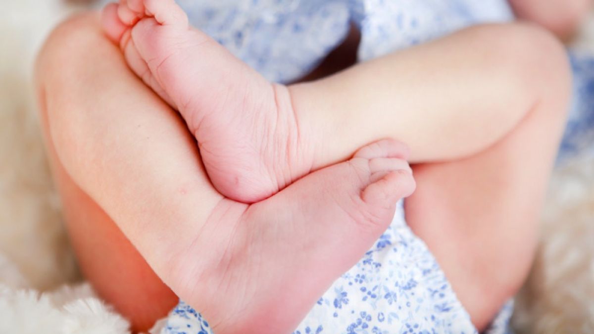 Откраднаха бебетата на баща и му ги замениха с кукли, за да ги погребе ВИДЕО 18+