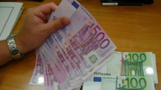 Шок! Митничари спипаха 100 бона в джобове на турски шофьор