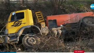 Зрелищен екшън с цистерна на входа на Пазарджик СНИМКИ