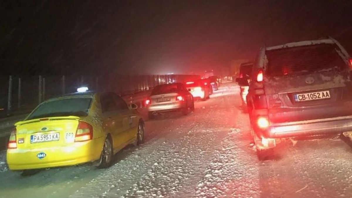 Шеф в АПИ посочи виновниците за снежната тапа на АМ "Тракия"